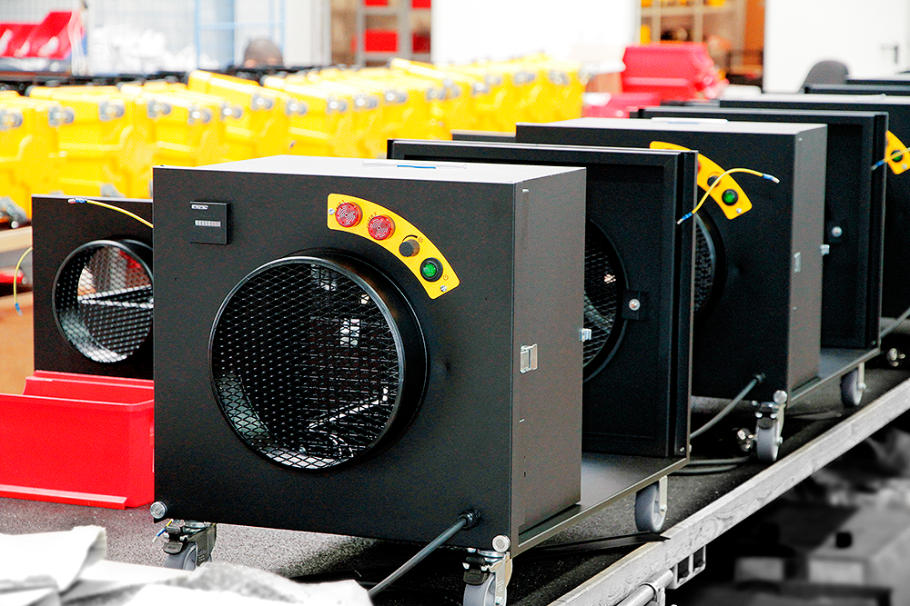 Cele două butoane roşii de semnalizare indică optic şi acustic necesitatea de înlocuire a prefiltrului sau filtrului principal.