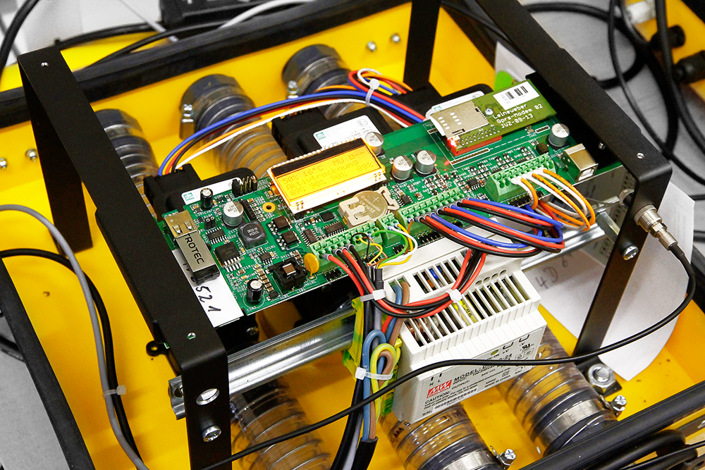 Electronica comenzii e „Made in Germany“. Imagine de detaliu a plăcuţei de comandă, element central al comenzii uscării, cu modem şi display.